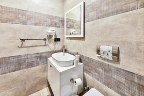 Shower, free toiletries, hair dryer, slippers -  Carpediem Apart (Kaş)