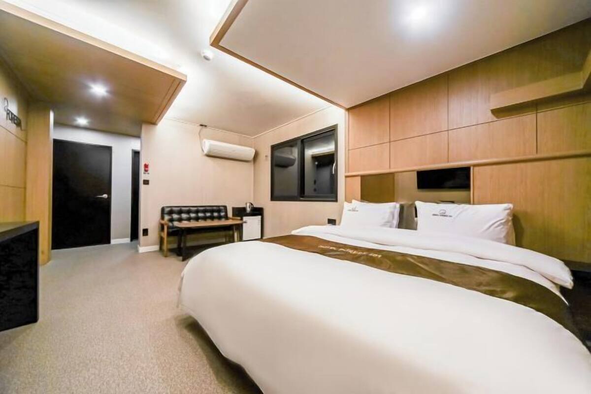 Premium bedding, down comforters, WiFi (free), bed sheets
