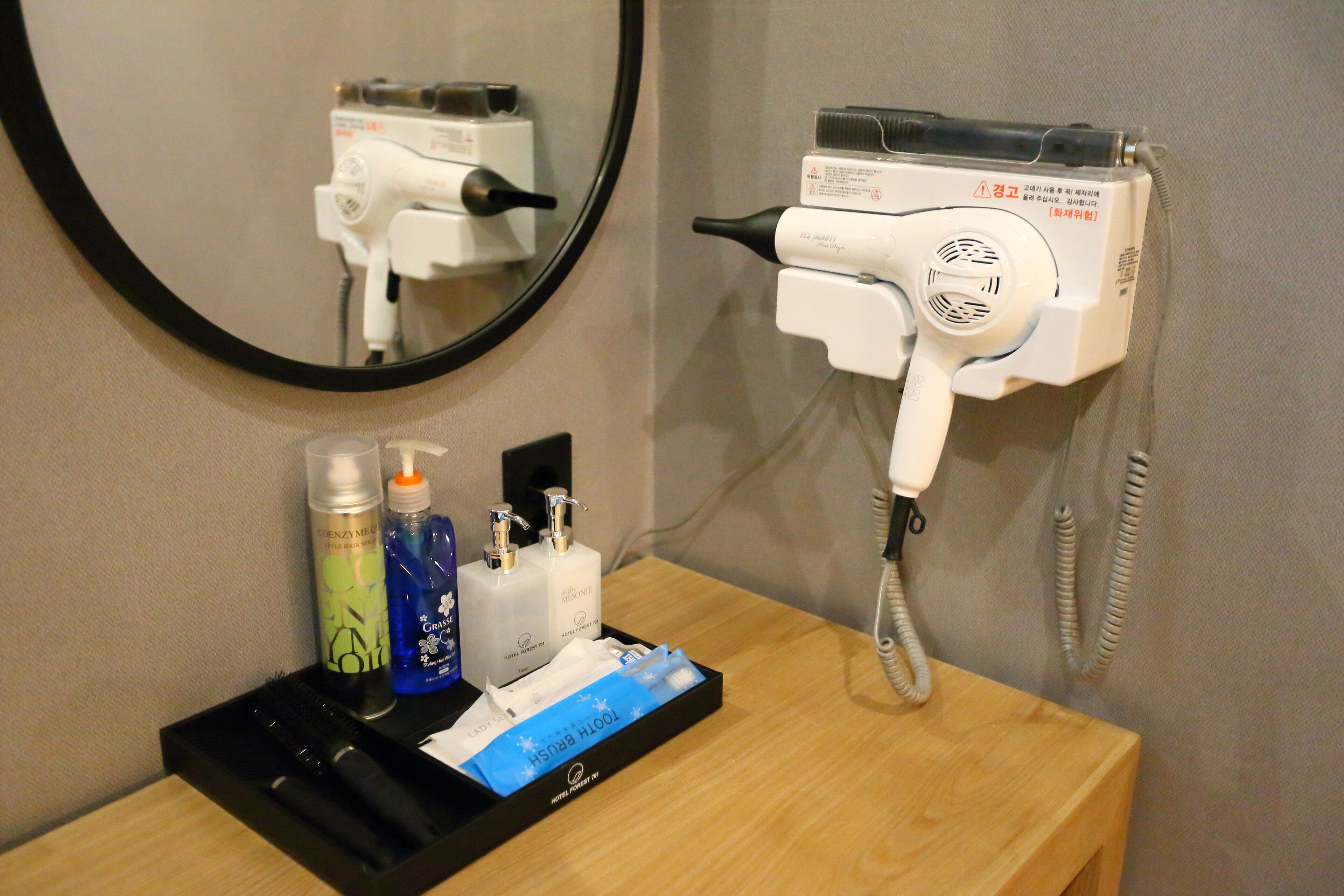 event room | bathroom amenities | combined shower/bathtub, free toiletries, hair dryer, towels