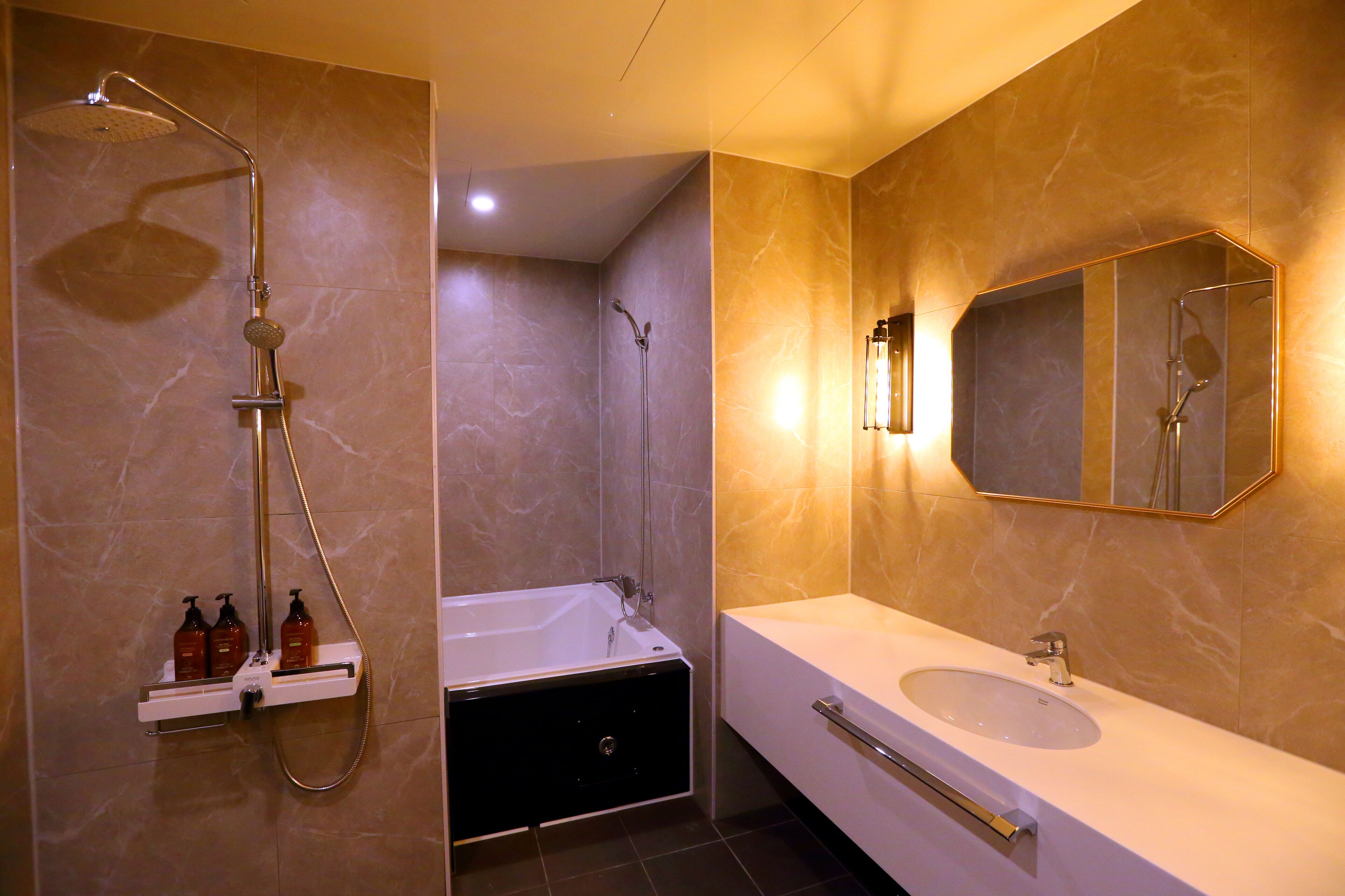 suite (+ styler) | bathroom | combined shower/bathtub, free toiletries, hair dryer, towels