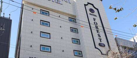 Un edificio con el letrero "Hotel Forest 701" y la etiqueta "Boutique Hotel".