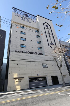 A building with the sign "Hotel Forest 701" and a "Boutique Hotel" label.