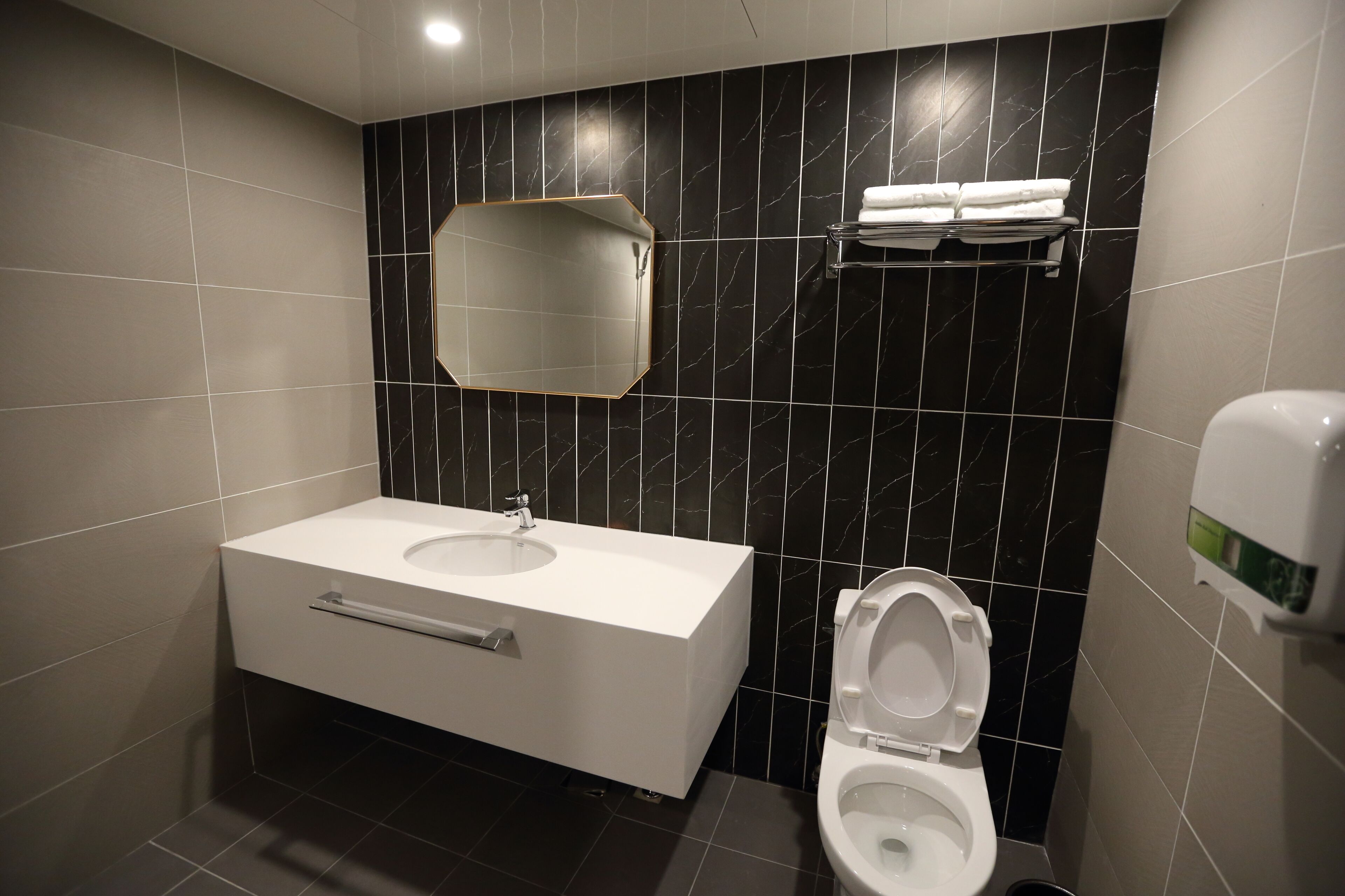 twin room | bathroom | combined shower/bathtub, free toiletries, hair dryer, towels