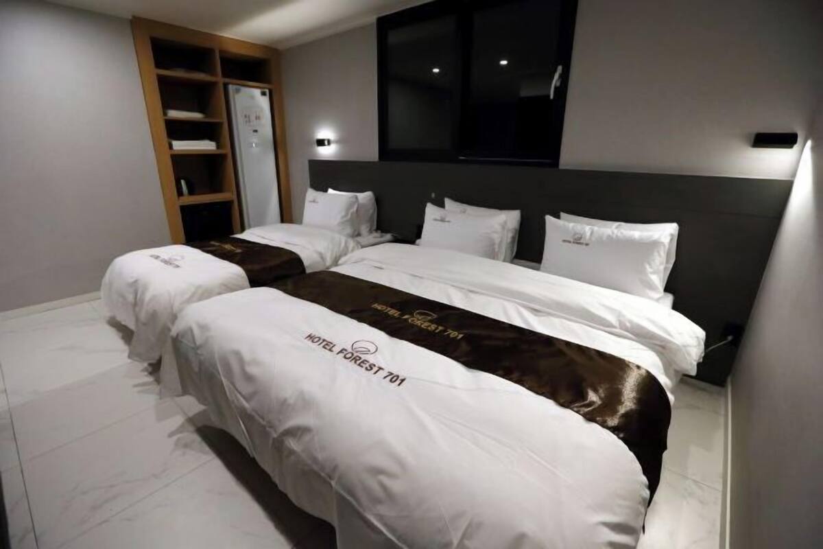 Premium bedding, down comforters, WiFi (free), bed sheets