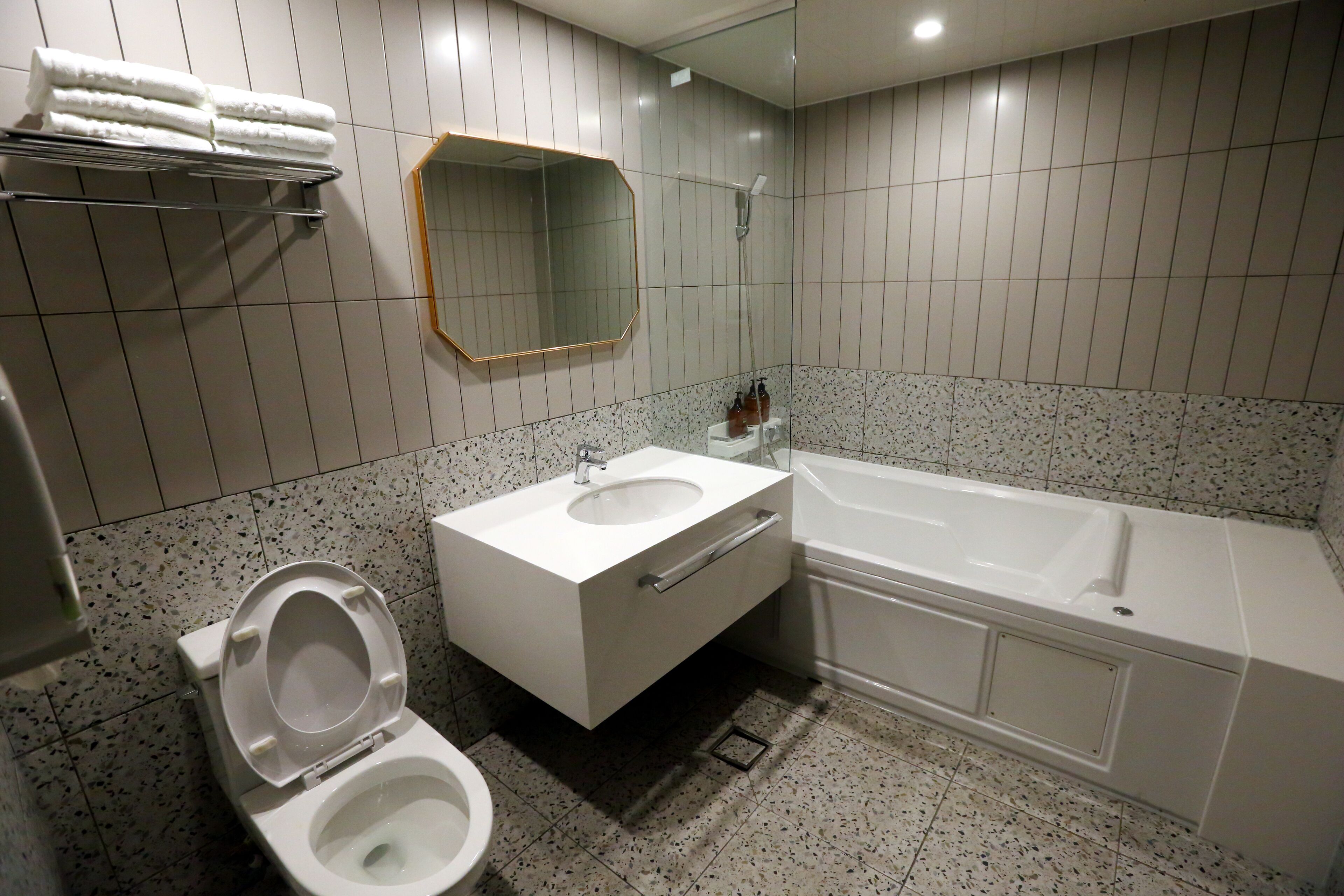 Un baño con inodoro, lavamanos y bañera.