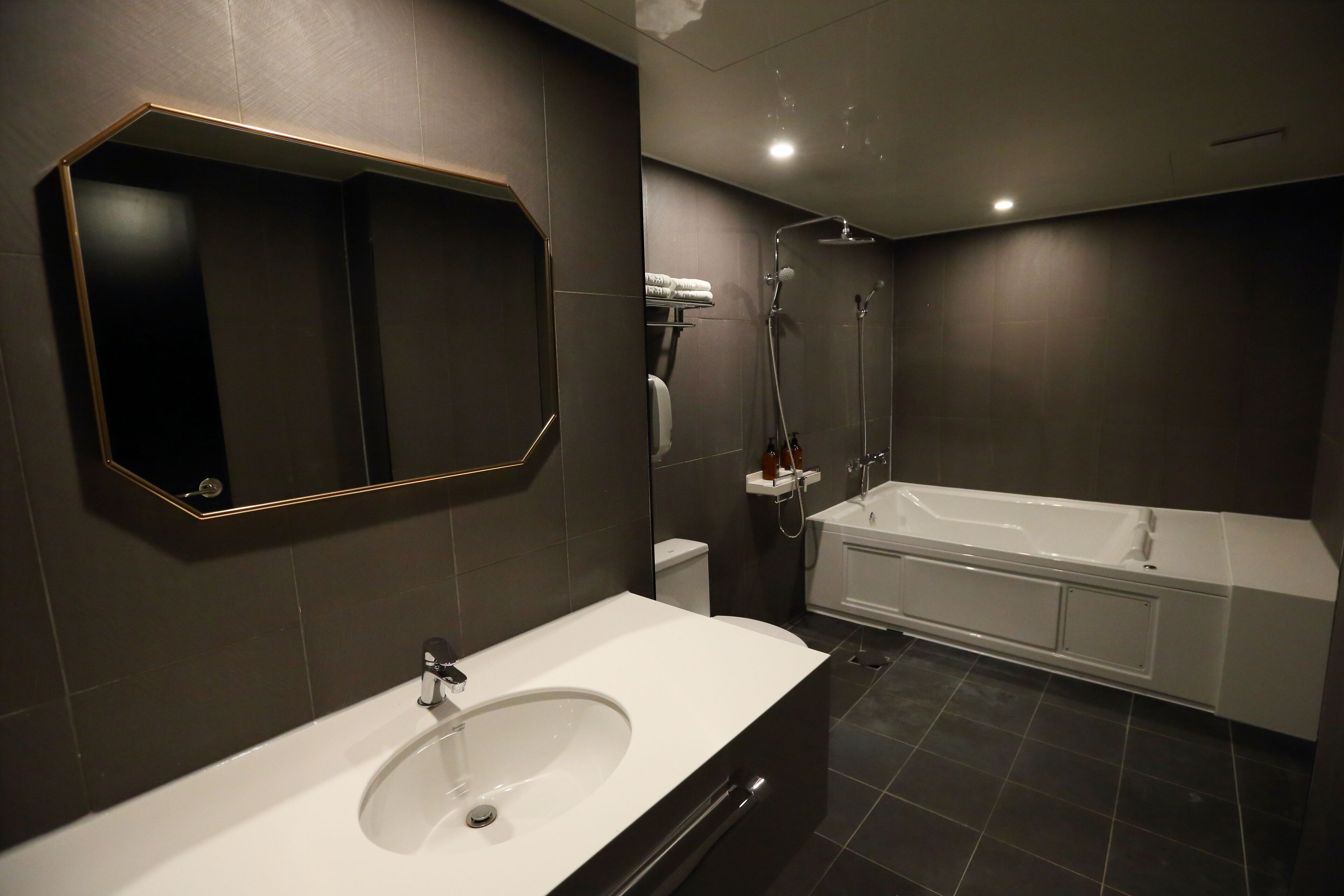 twin room | bathroom | combined shower/bathtub, free toiletries, hair dryer, towels