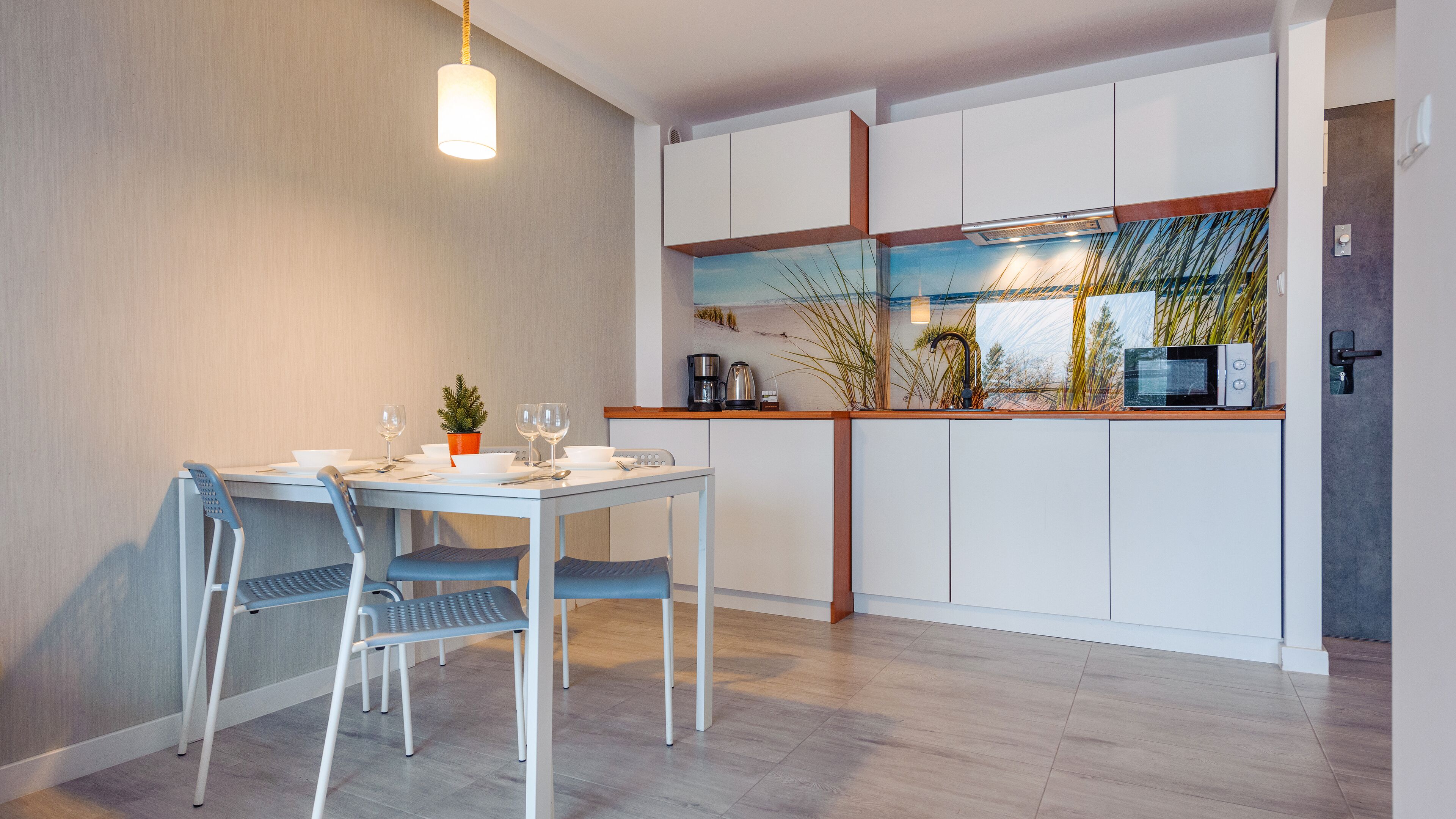 Apartament (1/127) | Private kitchenette | Fridge, stovetop, electric kettle, cookware/dishes/utensils