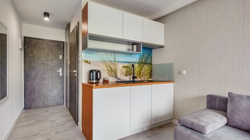Studio Suite (112) | Private kitchenette | Fridge, stovetop, electric kettle, cookware/dishes/utensils