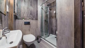 Studio Suite (32) | Bathroom | Shower, hair dryer, towels - Apartamenty Sun & Snow Sanatoryjna (Wladyslawowo)