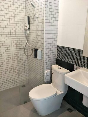 Dusche, kostenlose Toilettenartikel, Handtücher, Seife