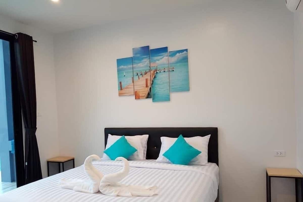 In-room safe, desk, soundproofing, free WiFi