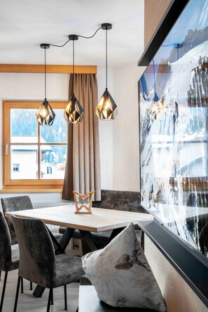 Unclassified image, 4 of 43, button