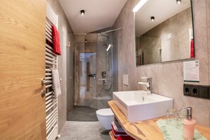 Shower, hair dryer, towels, soap - Vacation apartment Anemone - ROSENHOF Apartments & Wellness & Farmhouse (Nauders)