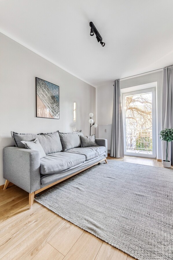 One-bedroom Suite with balcony | Espace de travail pour ordinateur portable, Wi-Fi gratuit, draps fournis