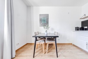 One-bedroom Suite with balcony | Cuisine privée | Réfrigérateur, micro-ondes, lave-vaisselle, cafetière/bouilloire