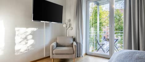 Two-Bedroom Suite with balcony | Arbetsyta för laptop, gratis wi-fi och sängkläder