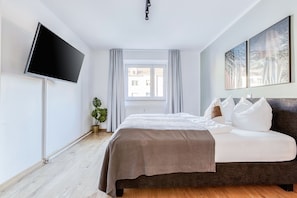 Laptop workspace, free WiFi, bed sheets - Limehome Augsburg Pilgerhausstraße (Augsburg)