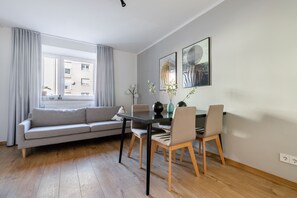 Two-Bedroom Suite with balcony | Sala de estar | TV de tela plana