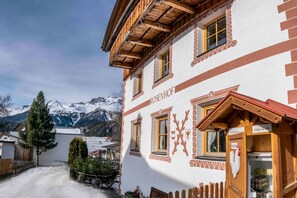 A traditional building with a sign reading 'ROSEHOF' and a door labeled '0 bis 24 Uhr' indicating 24-hour service. - Vacation apartment Vergissmeinnicht - ROSENHOF Apartments & Wellness & Bauernhof (Nauders)