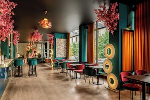 Déjeuner et dîner servis sur place, spécialités Cuisine méditerranéenne