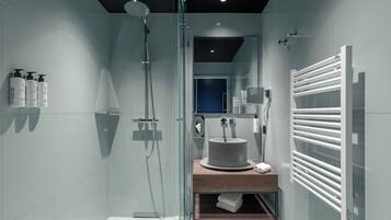 Superior Double Room | Bathroom | Shower, free toiletries, hair dryer, towels