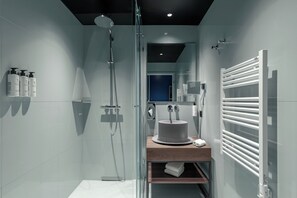Quarto casal superior | Banheiro | Chuveiro, produtos de toalete grátis, secador de cabelo 
