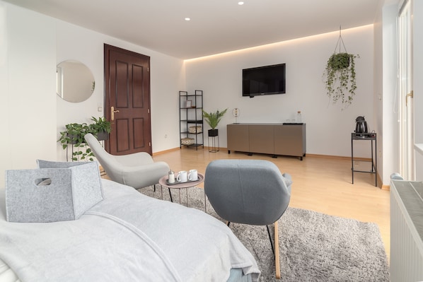 Individually decorated, individually furnished, blackout drapes - Rooms and Apartments in Eagle's Nest (Ljubljana)