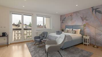 Habitación doble Confort, baño compartido | Decoración personalizada, muebles diferentes y cortinas blackout