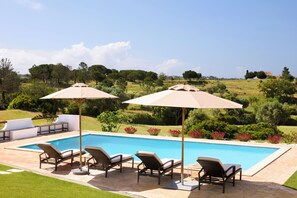 Outdoor pool, pool umbrellas, sun loungers -  Casa Rosa dos Ventos (Albufeira)