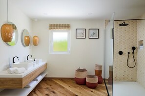 Comfort Villa | Bathroom | Shower, free toiletries, hair dryer, bathrobes -  Casa Rosa dos Ventos (Albufeira)