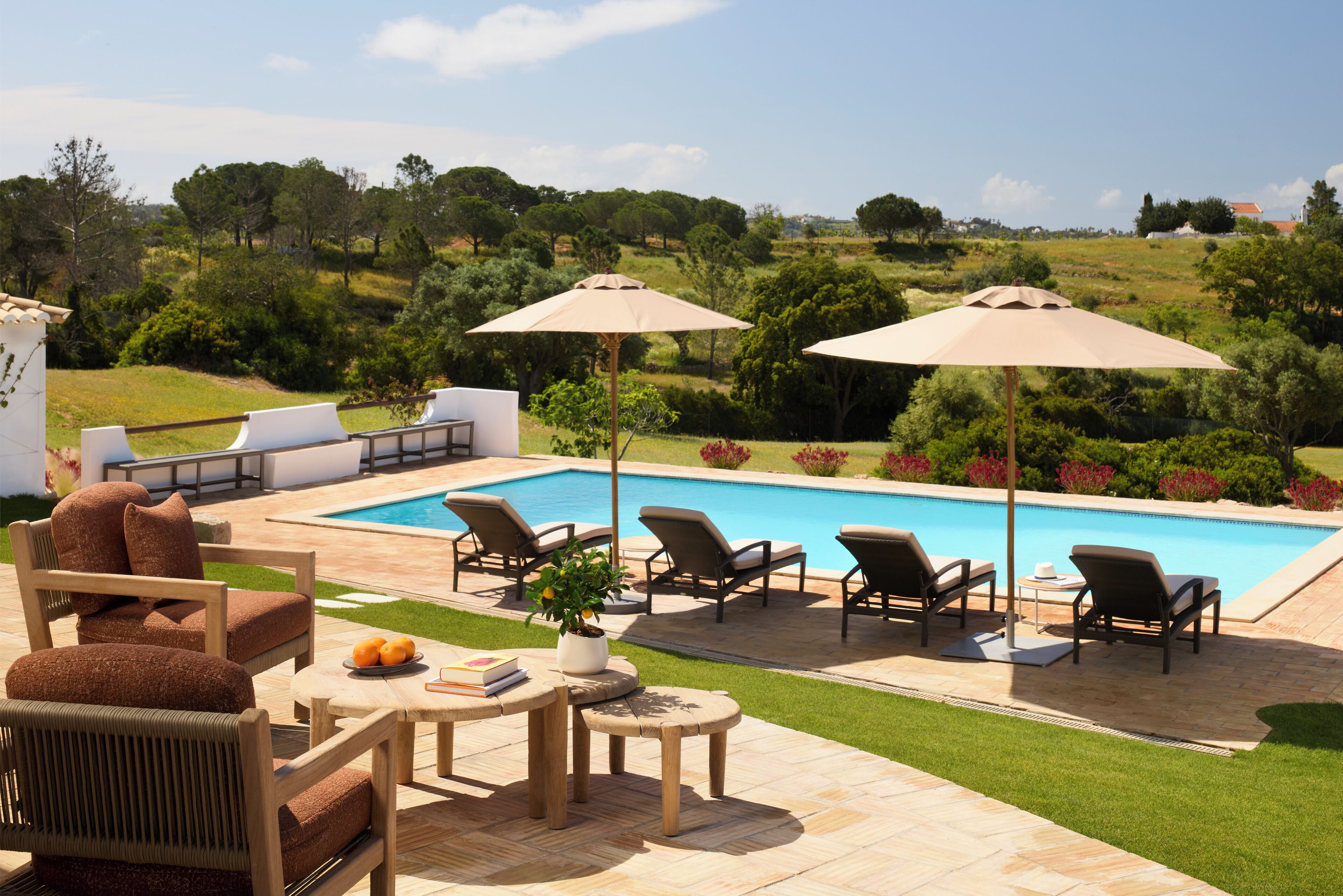 야외 수영장, 수영장 파라솔, 일광욕 의자