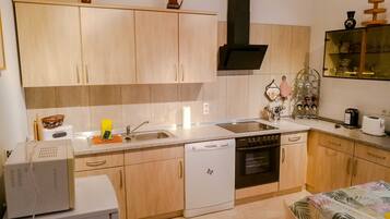 Kühlschrank, Mikrowelle, Ofen, Geschirrspüler