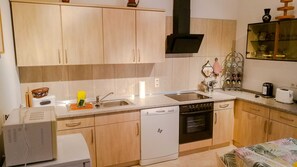 Een koelkast, een microgolfoven, een oven, een vaatwasser