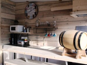 Een koelkast, een microgolfoven, een kookplaat, een vaatwasser