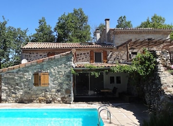 Le vallon des Etoiles- "La bergerie" et sa piscine privée, en rez de jardin