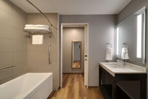 Habitación, 2 camas Queen size, con acceso para personas discapacitadas, tina | Baño | Tina con regadera y toallas 