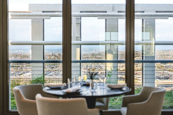 供應早餐、午餐及晚餐