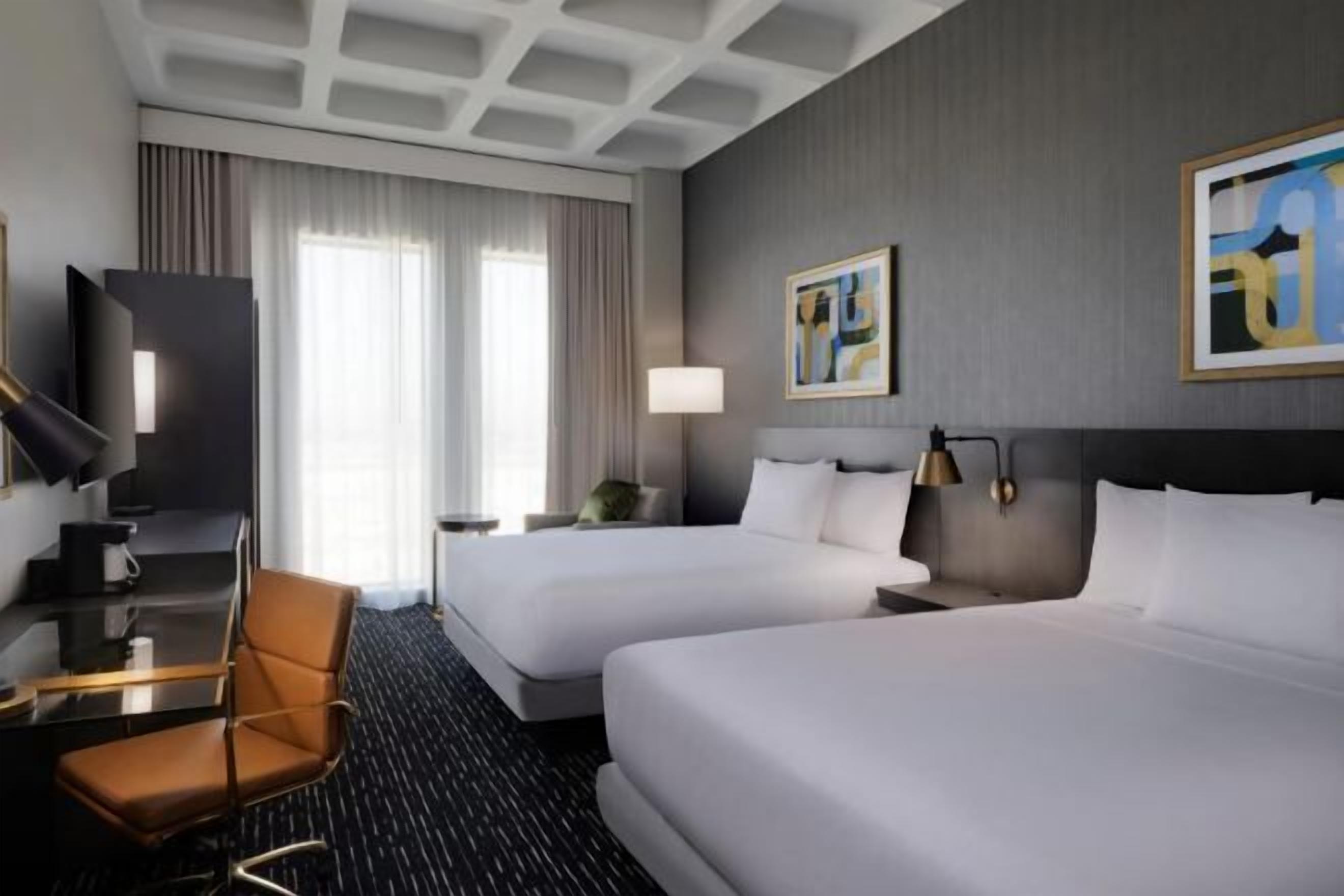 Sengetøy av topp kvalitet, senger med overmadrass og safe på rommet