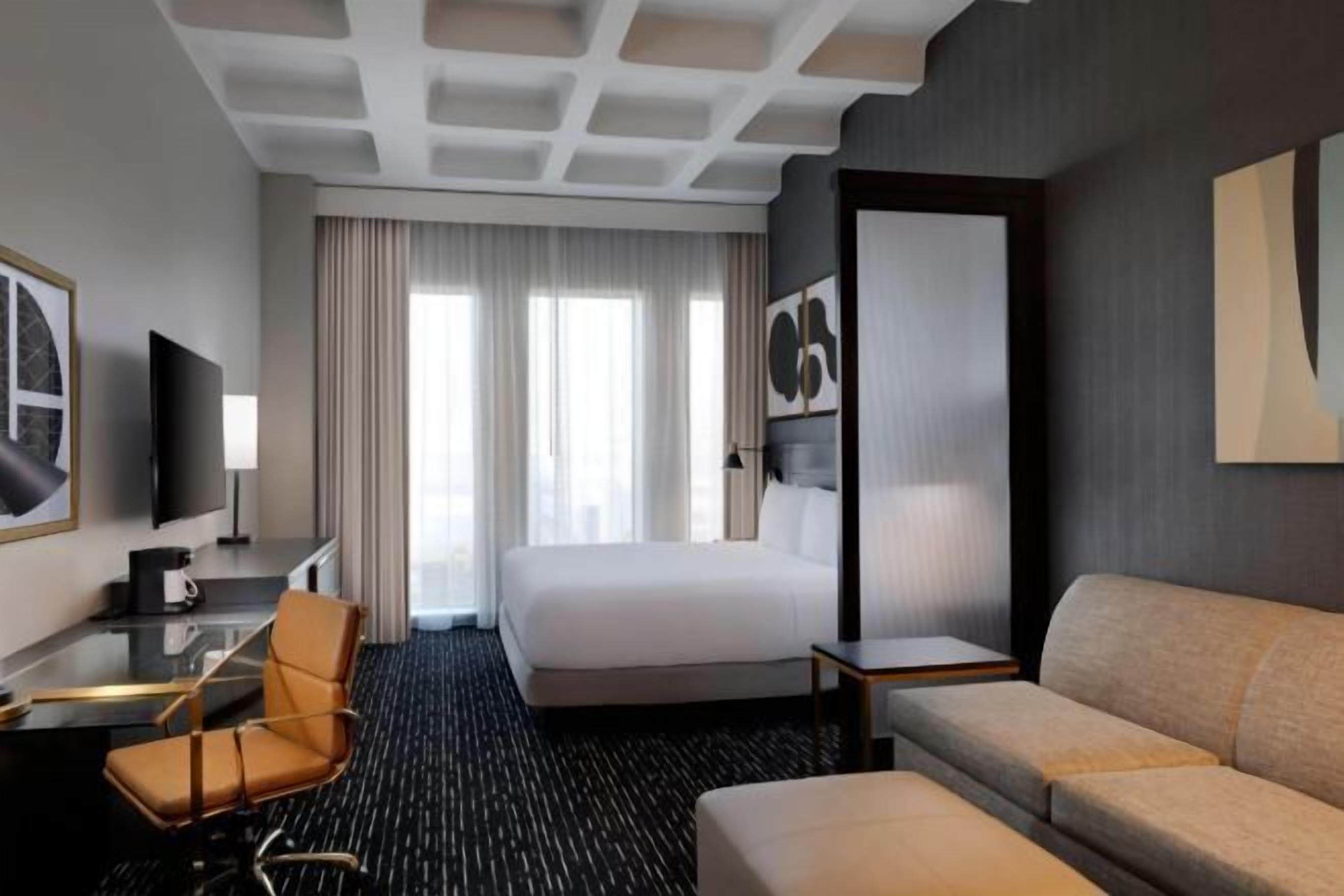 Sengetøy av topp kvalitet, senger med overmadrass og safe på rommet