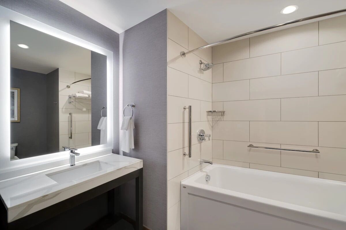 suite, 1 bedroom | bathroom | combined shower/bathtub, towels