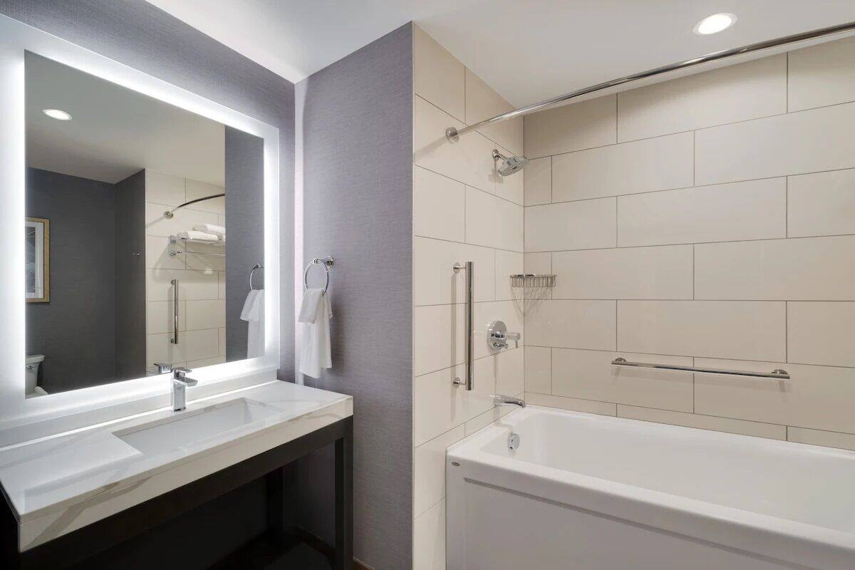 suite, 1 bedroom | bathroom | combined shower/bathtub, towels