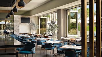 Petit déjeuner, déjeuner et dîner servis sur place