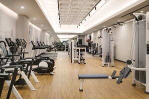 A gym with cardio machines, weight stations, and a bench. - Hyatt House LAX/Century Blvd (Los Angeles)