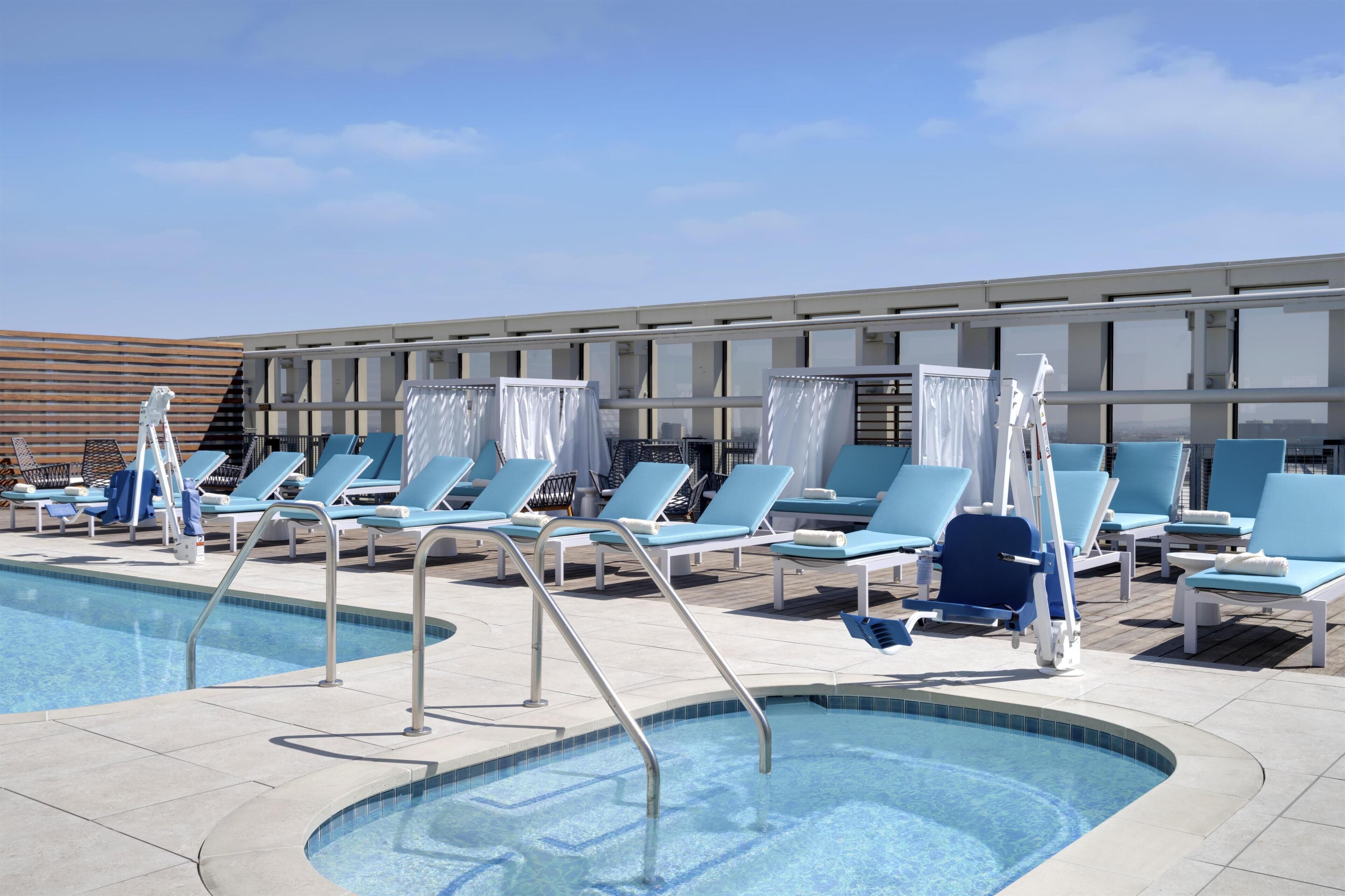 Piscina externa, funciona das 6h às 22h, barracas de cortesia