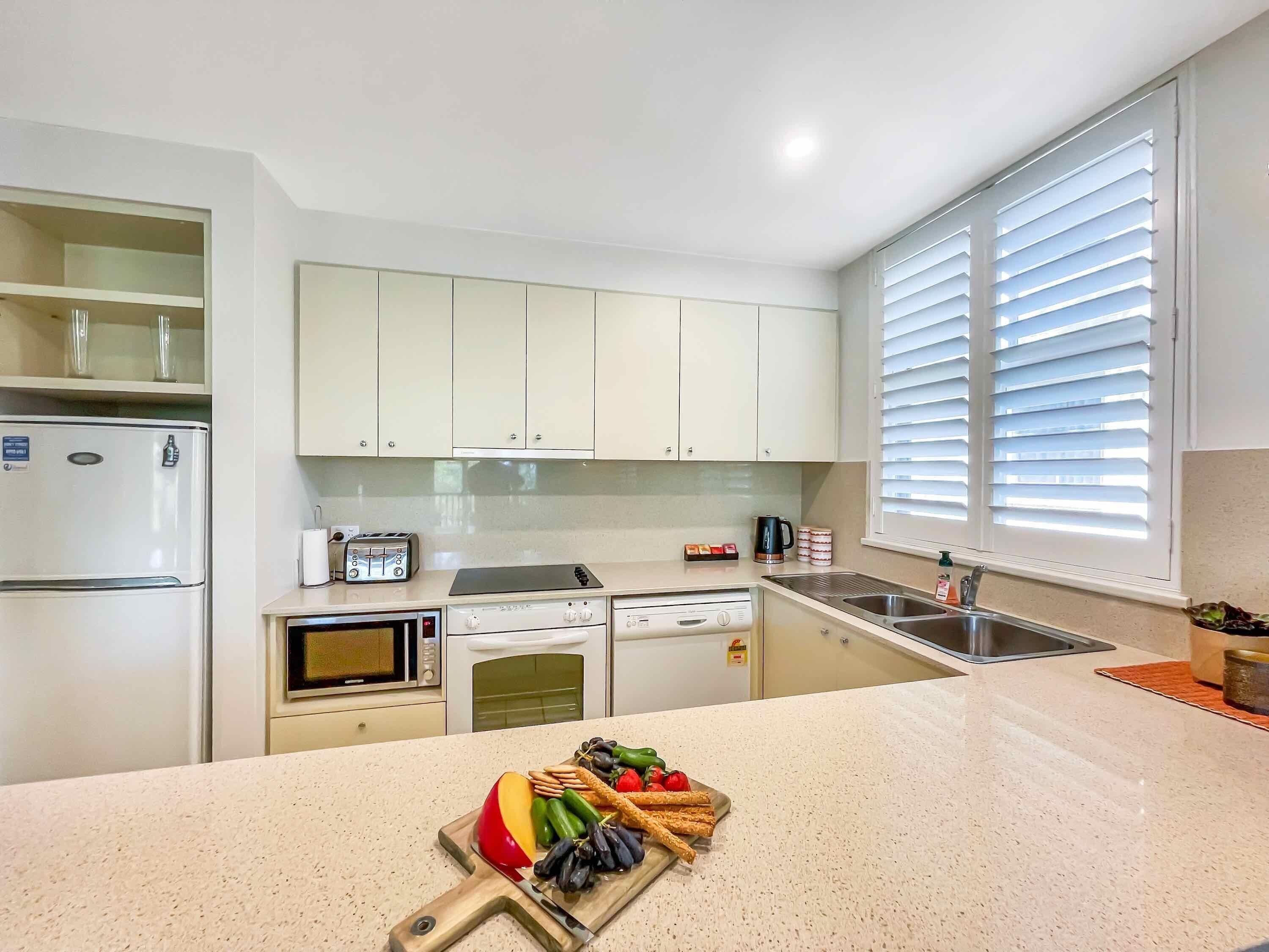 Micro-ondes, lave-vaisselle, cafetière/bouilloire