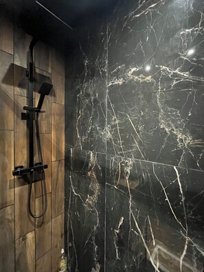 Douche, sèche-cheveux, serviettes fournies, savon