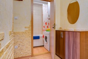 Apartment | Bathroom | Combined shower/tub, towels