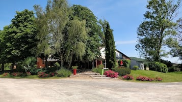 Vista frontal de la propiedad