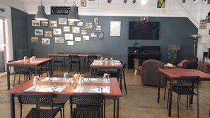 Petit déjeuner continental (6 EUR par personne)