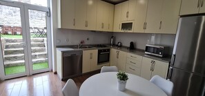 Fridge, microwave, oven, stovetop - Private house (not shared) Located 600m from the historic center of Porto (Porto)